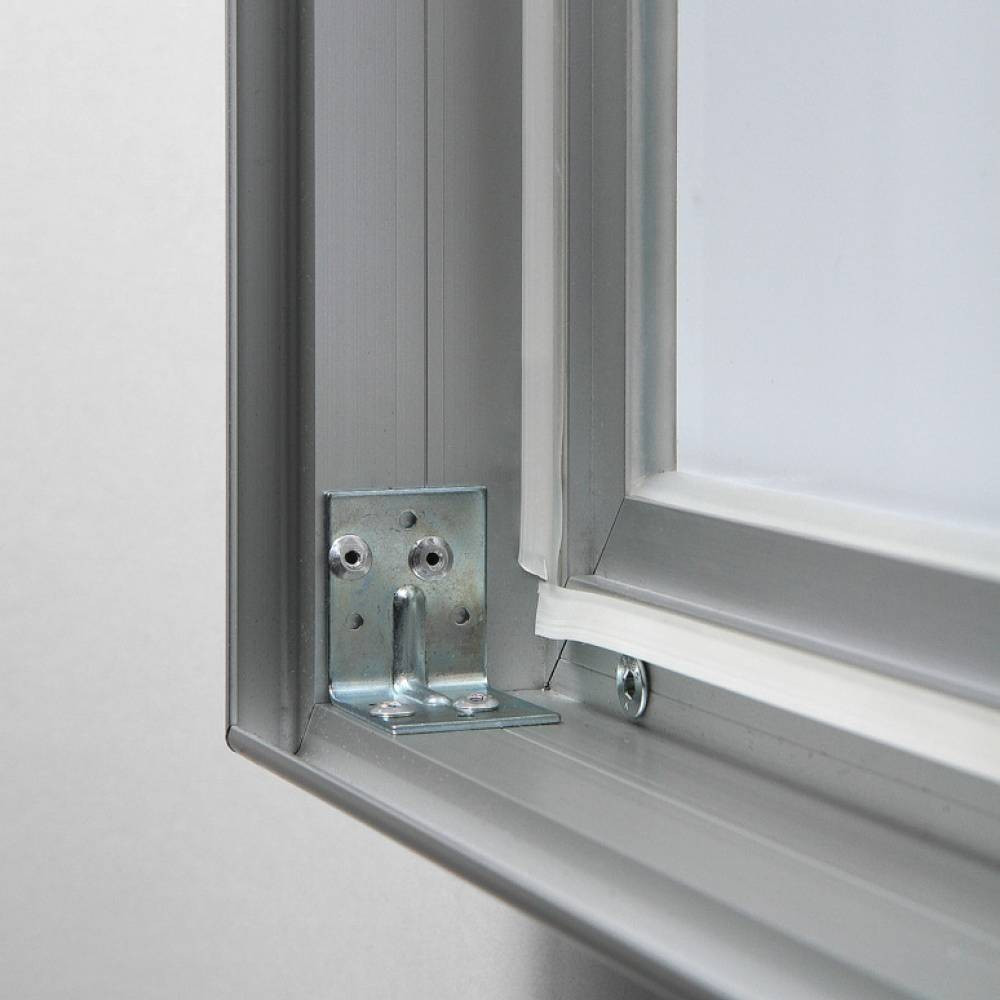 Deep outdoor showcase