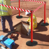 Roter Begrenzungspfosten mit 1 rot/weißem Klebeband
