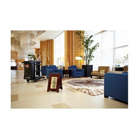 Sinal de "Cuidado Chão Molhado" em Madeira