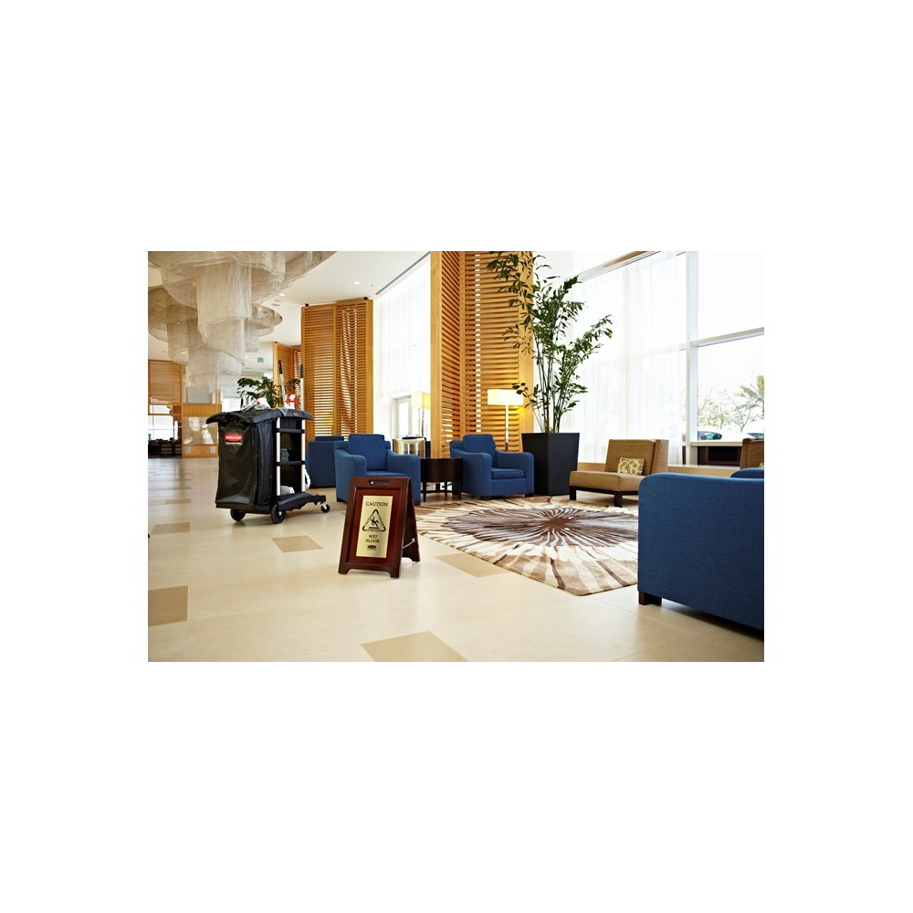 Sinal de "Cuidado Chão Molhado" em Madeira