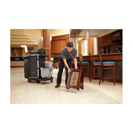 Sinal de "Cuidado Chão Molhado" em Madeira