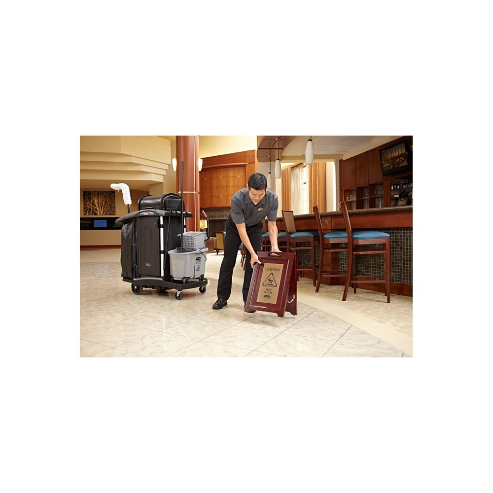 Sinal de "Cuidado Chão Molhado" em Madeira