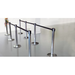 Poteau séparateur chromé avec sangle rétractable noire