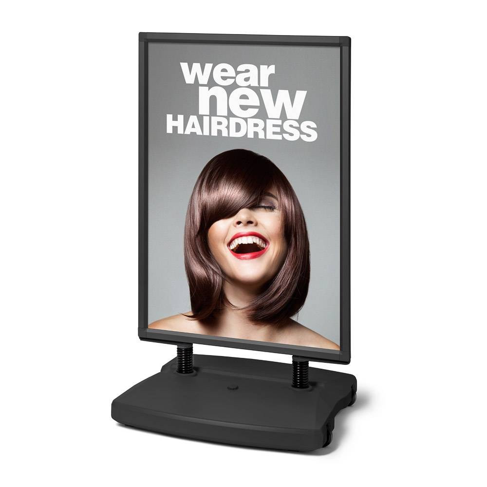 Schwarzes Windtalker Bürgersteigschild mit Kunststoffsockel